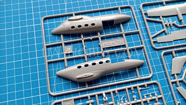 1/72 Adam A-700. Amodel 72370