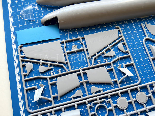 1/144 McDonnell-Douglas MD-11F Fedex / UPS / Lufthansa Cargo. MikroMir 144-023