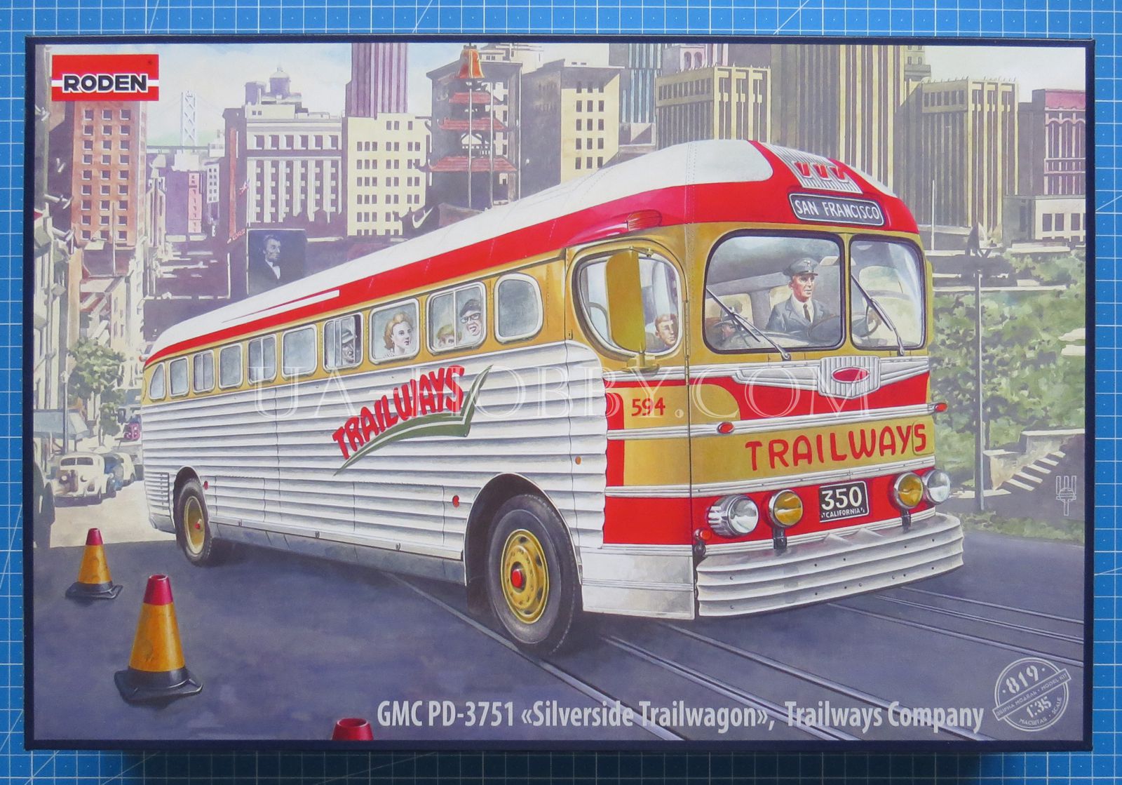 1/35 GMC PD-3751 "Silverside Trailwagon" Trailways Company. Roden 819